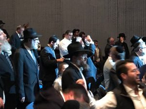 Rabbis Stand at Siyum Hashas